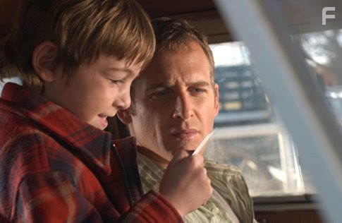 Josh Lucas and Jonah Bobo in Свихнувшиеся (2004)
