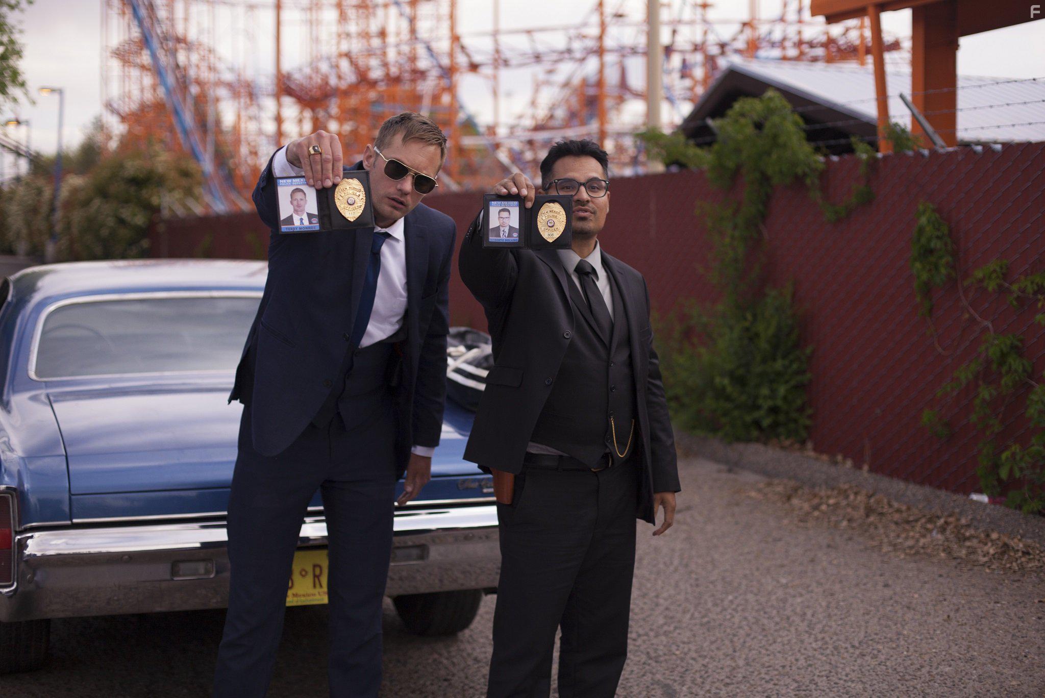 Alexander Skarsgrd and Michael Pea in War on Everyone (2016)