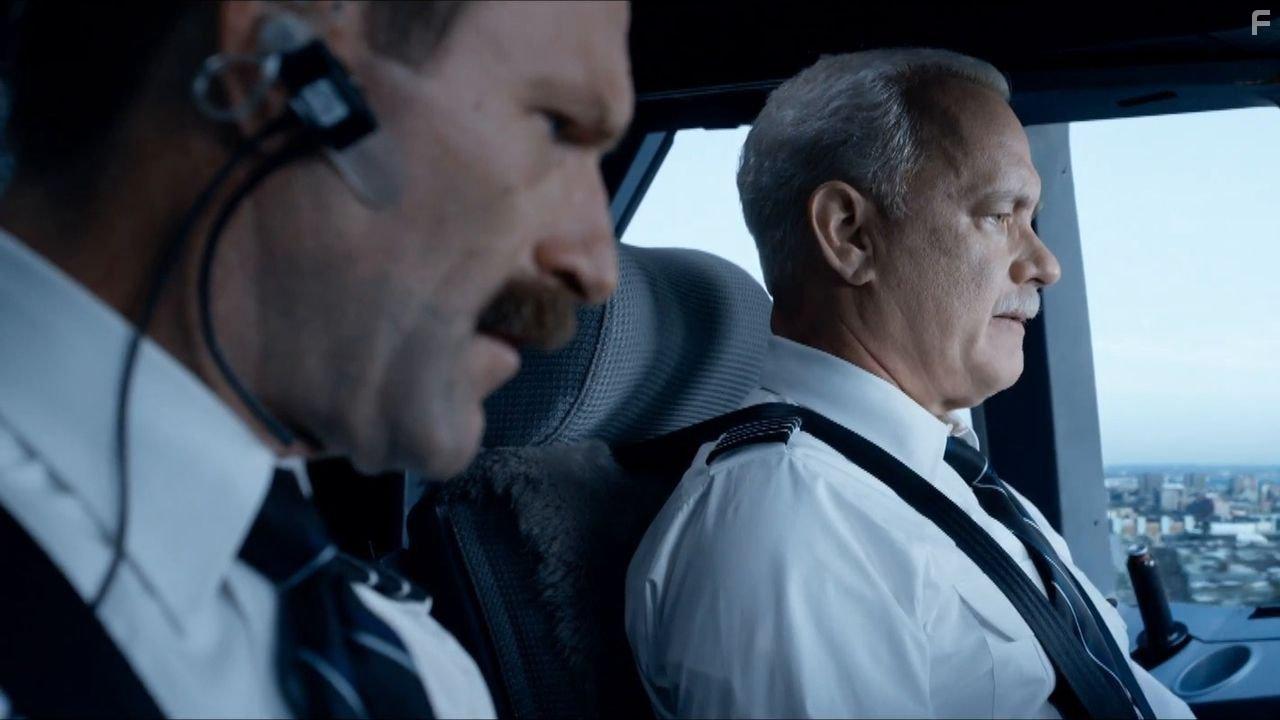 Tom Hanks and Aaron Eckhart in Sully (2016)