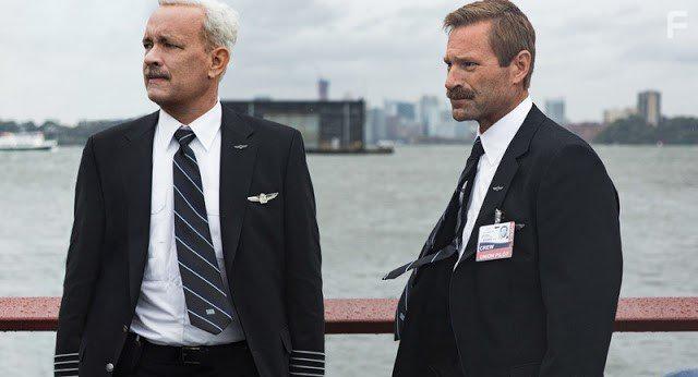 Tom Hanks and Aaron Eckhart in Sully (2016)