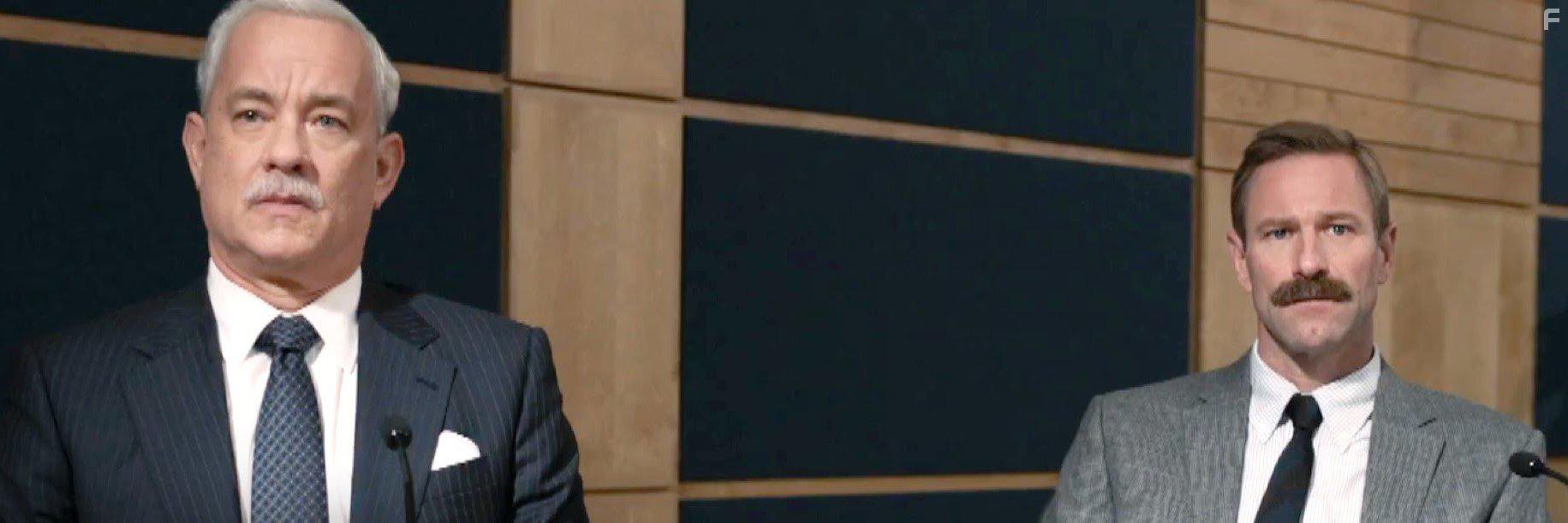 Tom Hanks and Aaron Eckhart in Sully (2016)