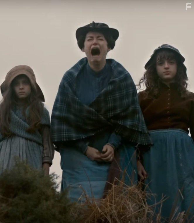 Pooky Quesnel and Amber Ferne in The Living and the Dead (2016)