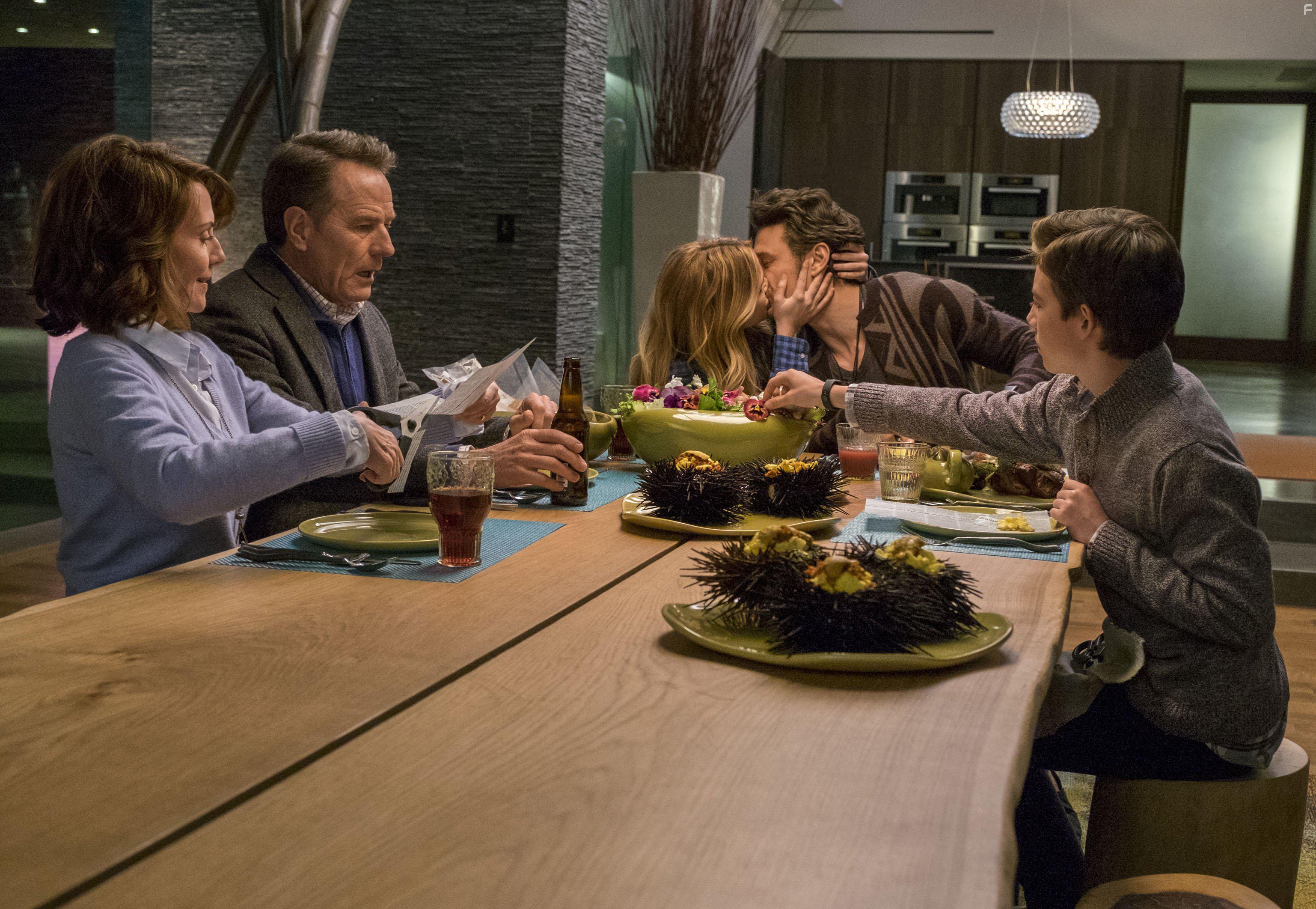 Megan Mullally, Bryan Cranston, James Franco, Zoey Deutch, and Griffin Gluck in Why Him? (2016)