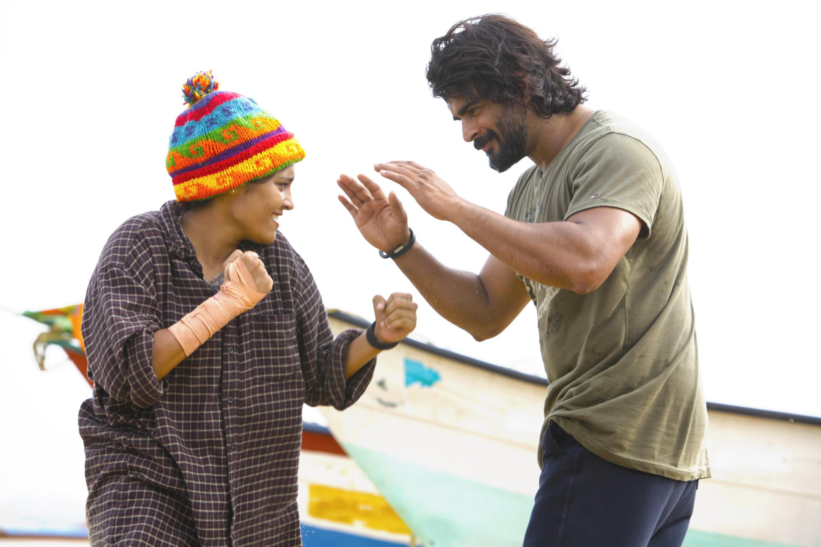 Madhavan and Ritika Singh in Saala Khadoos (2016)