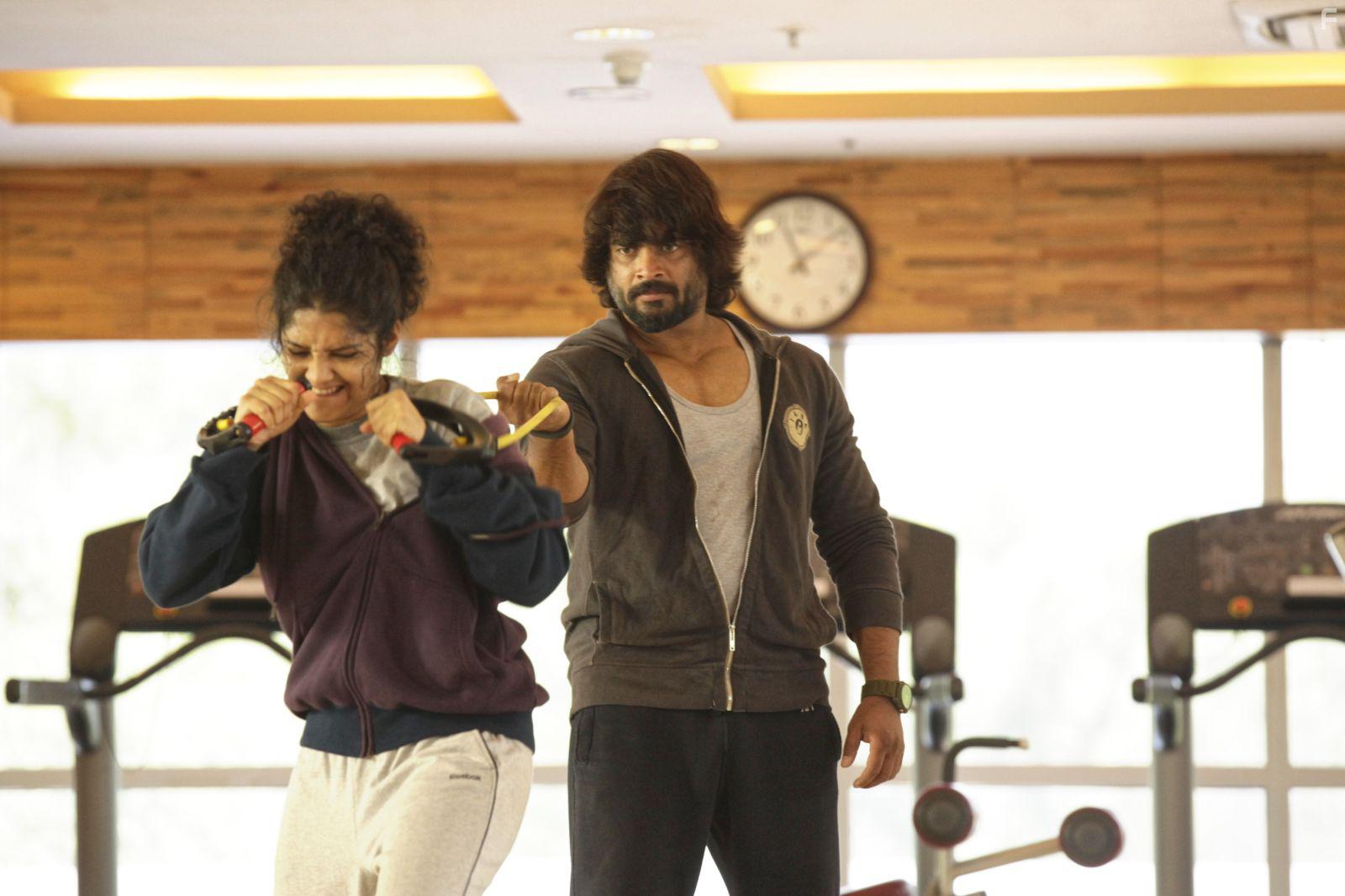 Madhavan and Ritika Singh in Saala Khadoos (2016)