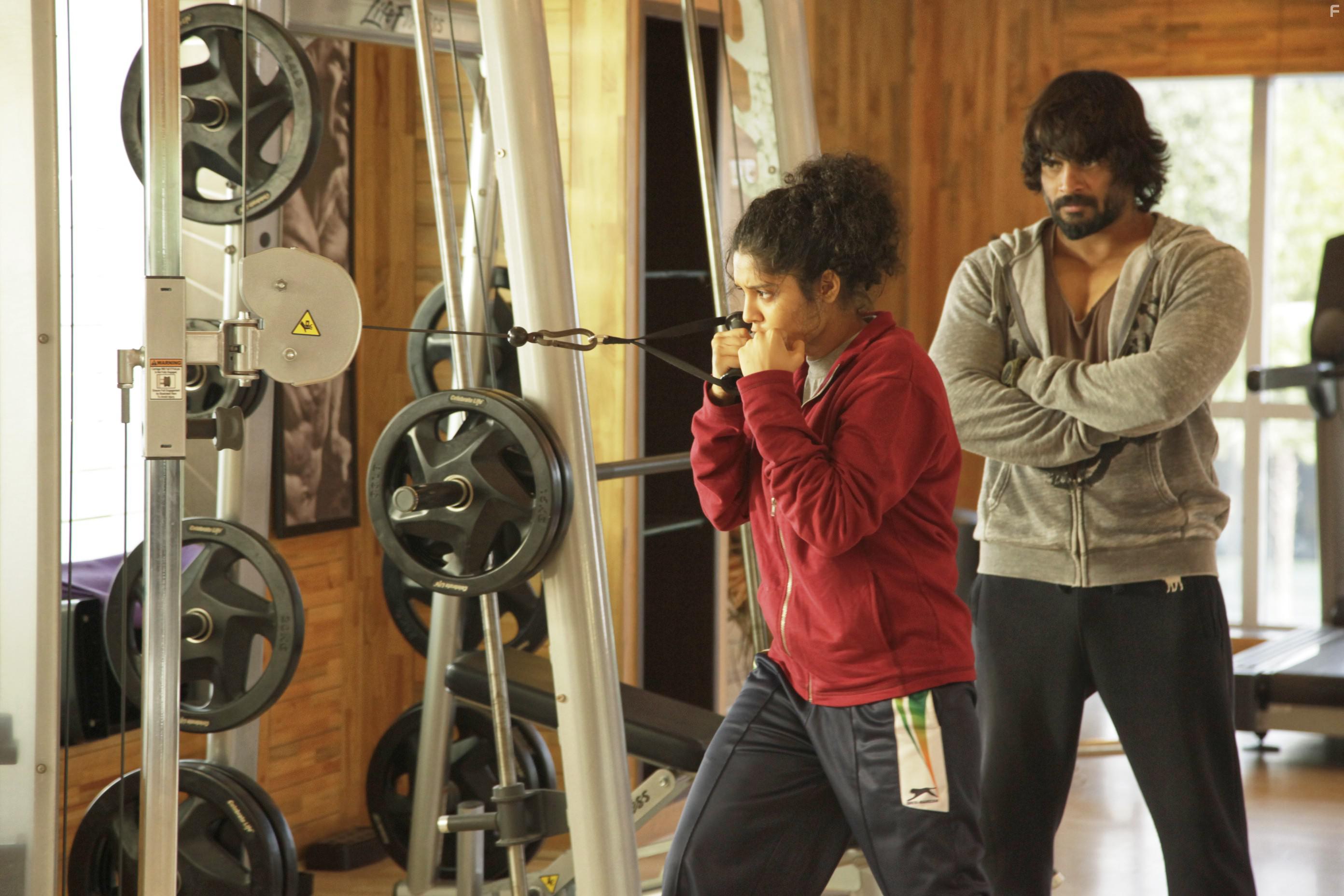 Madhavan and Ritika Singh in Saala Khadoos (2016)
