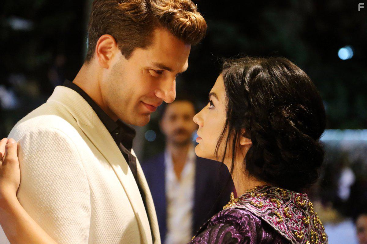 Furkan Palali and Demet zdemir in No: 309 (2016)