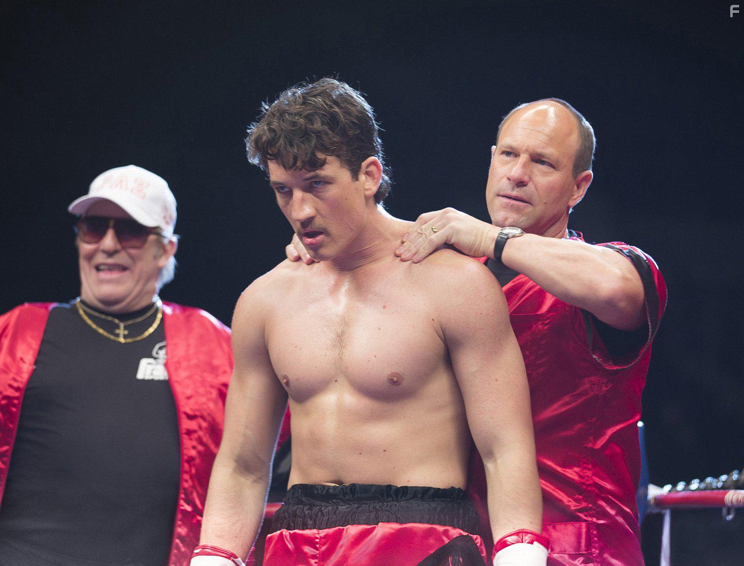 Aaron Eckhart, Ciarn Hinds, and Miles Teller in Bleed for This (2016)