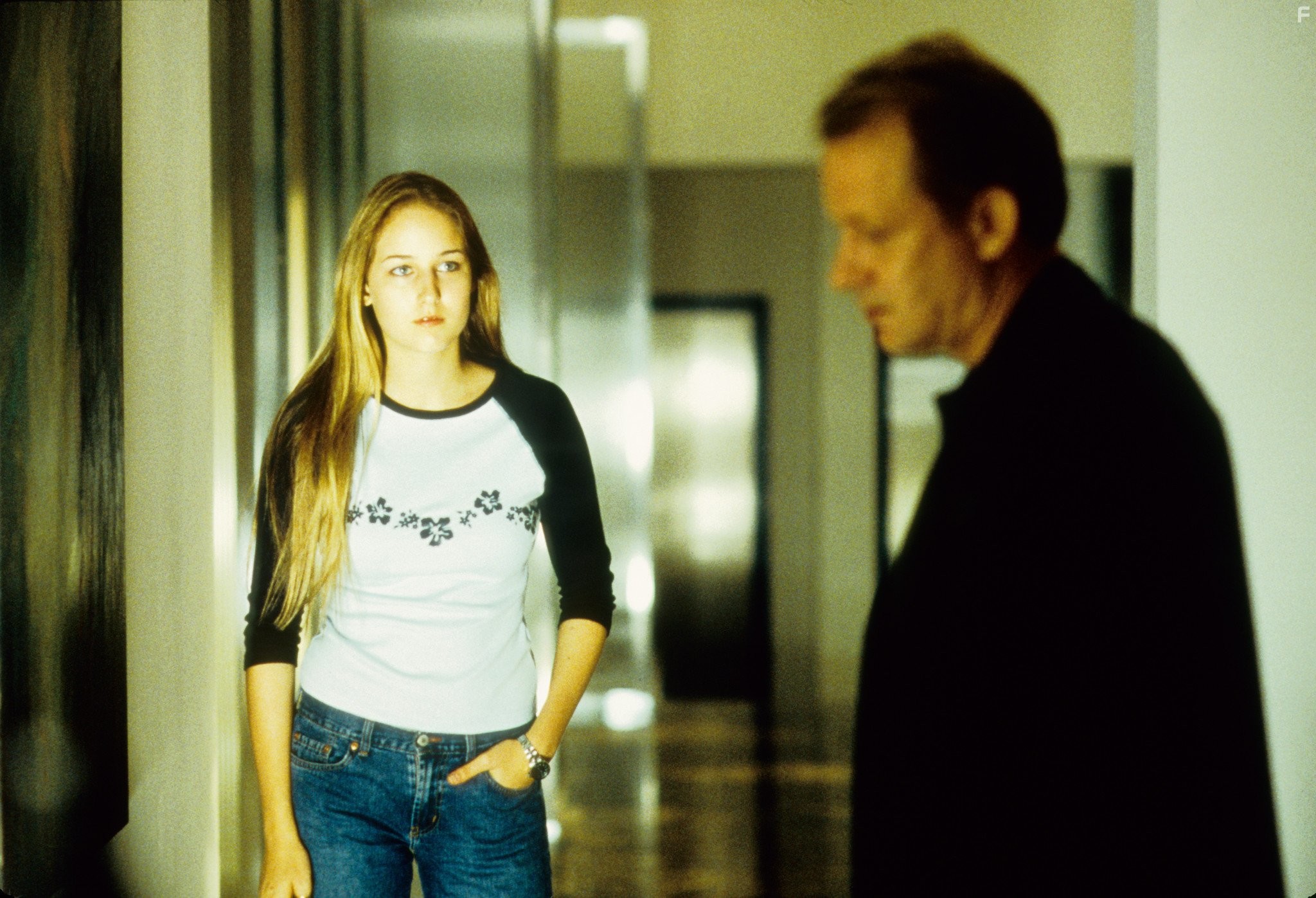 Stellan Skarsg?rd and Leelee Sobieski in Стеклянный дом (2001)