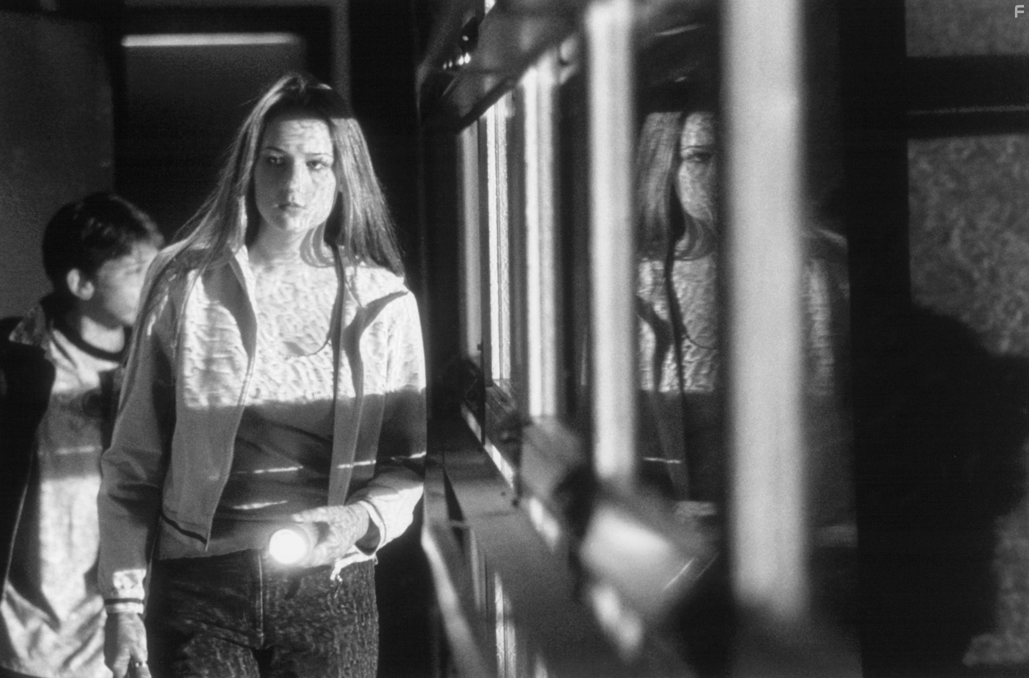 Leelee Sobieski and Trevor Morgan in Стеклянный дом (2001)