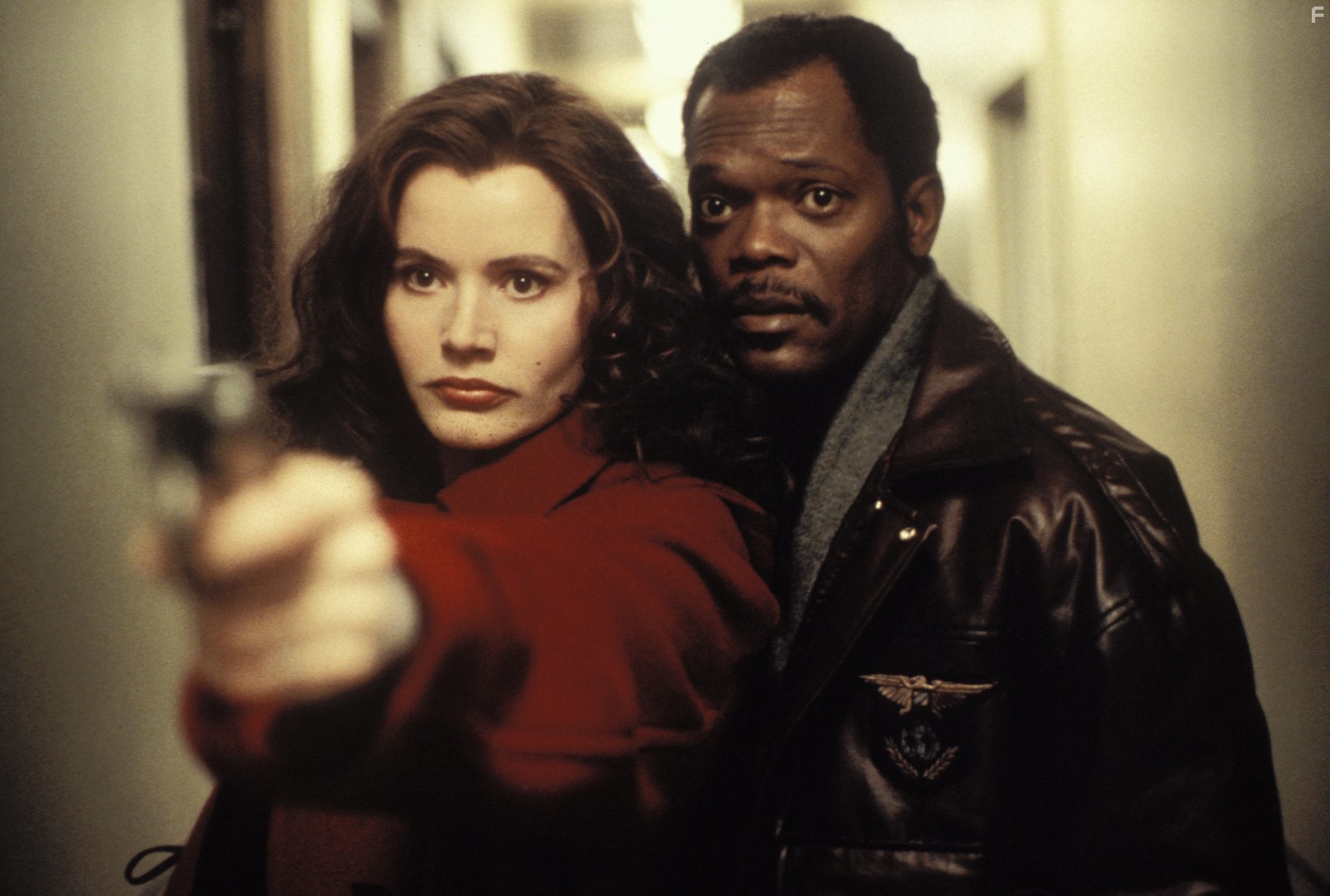 Geena Davis and Samuel L. Jackson in Долгий поцелуй на ночь (1996)