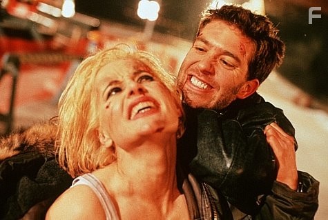 Geena Davis and Craig Bierko in Долгий поцелуй на ночь (1996)