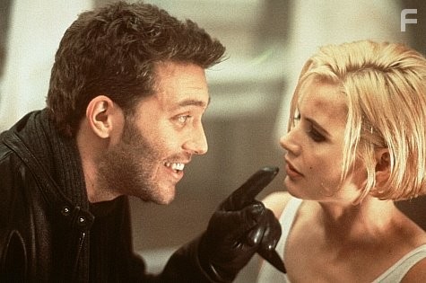 Geena Davis and Craig Bierko in Долгий поцелуй на ночь (1996)