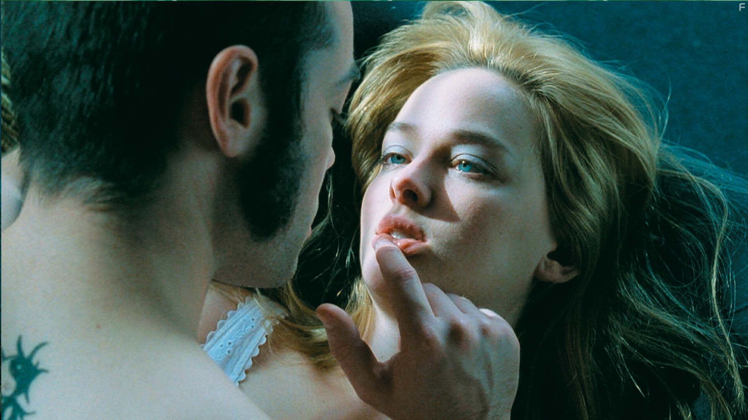 John Hensley and Jess Weixler in Зубы (2007)