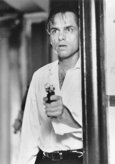 Joe Pantoliano in Связь (1996)