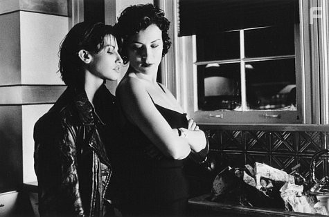 Gina Gershon and Jennifer Tilly in Связь (1996)