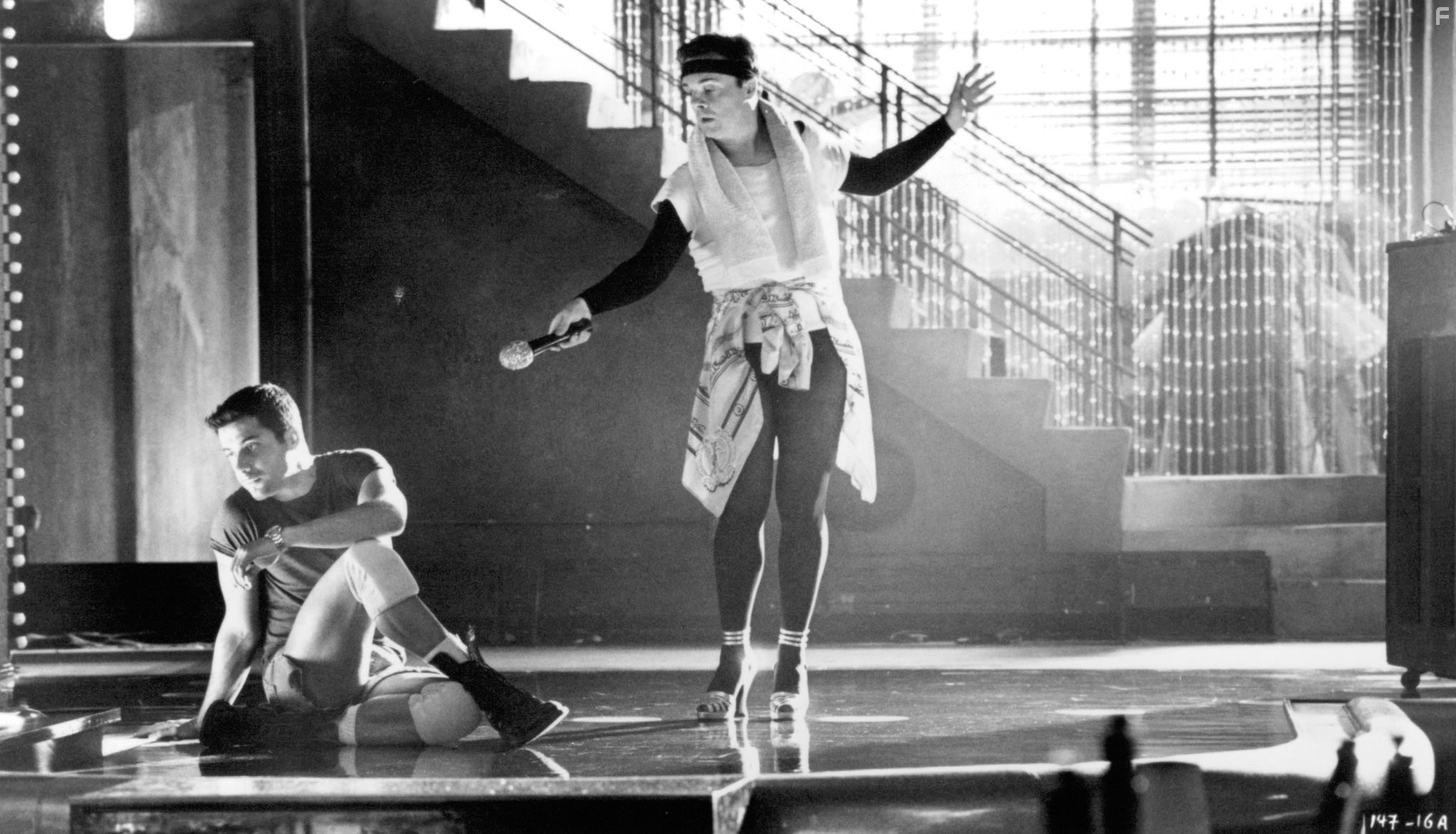 Nathan Lane and Luca Tommassini in Клетка для пташек (1996)