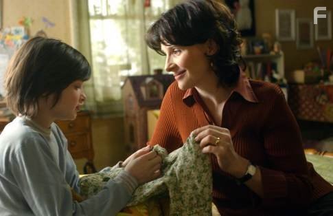 Juliette Binoche and Flora Cross in Игра слов (2005)