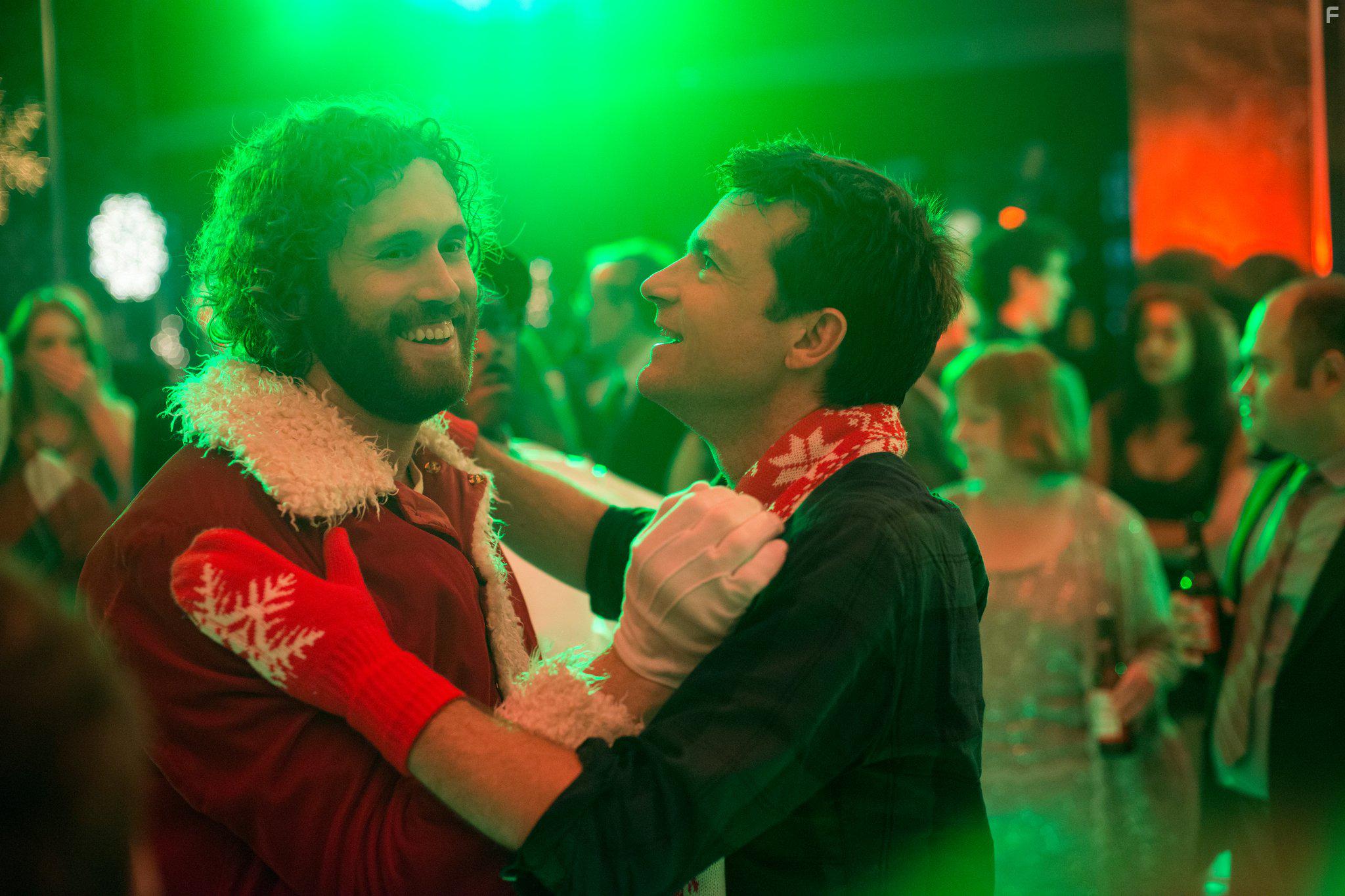 Jason Bateman and T.J. Miller in Office Christmas Party (2016)