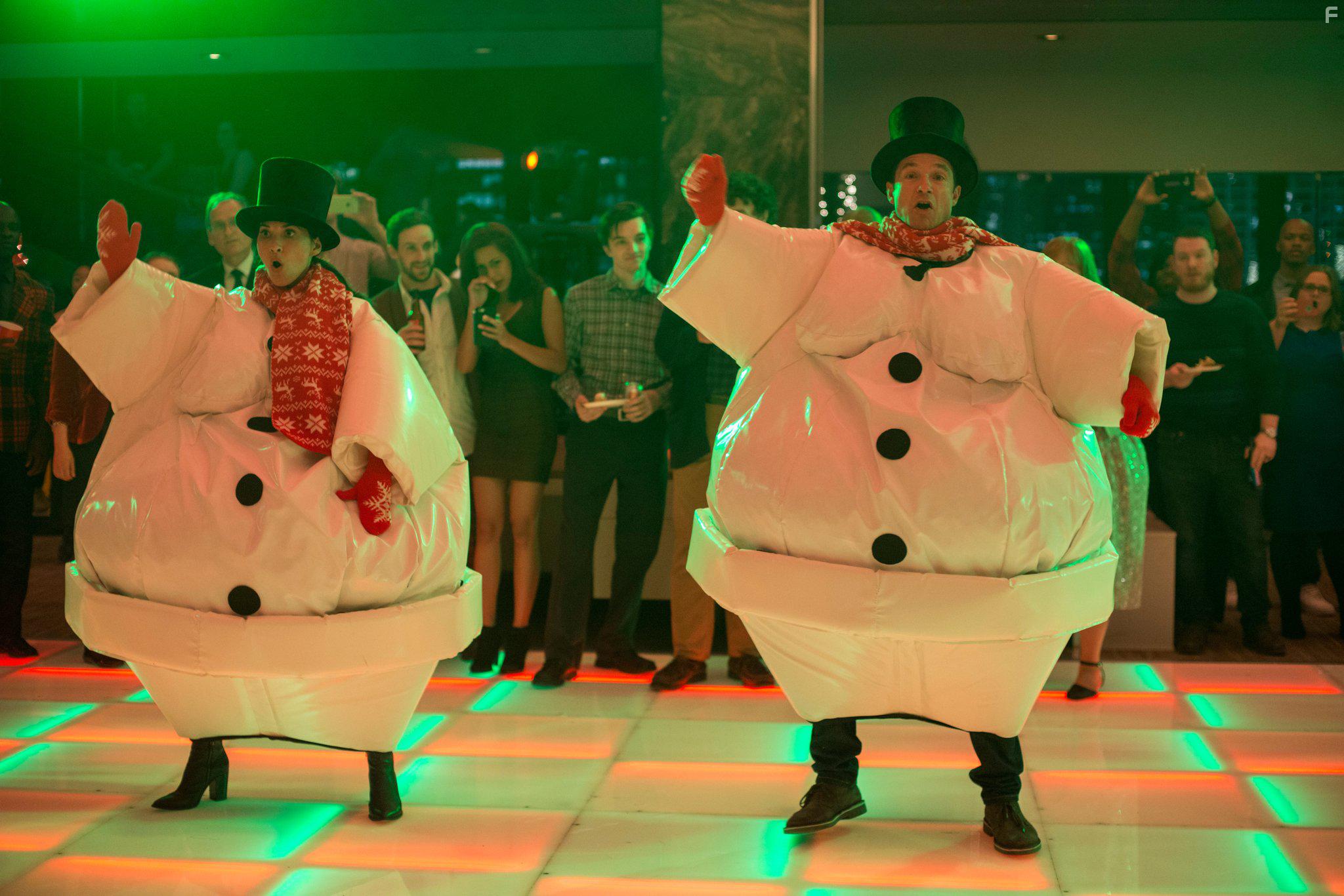 Jason Bateman and Olivia Munn in Office Christmas Party (2016)