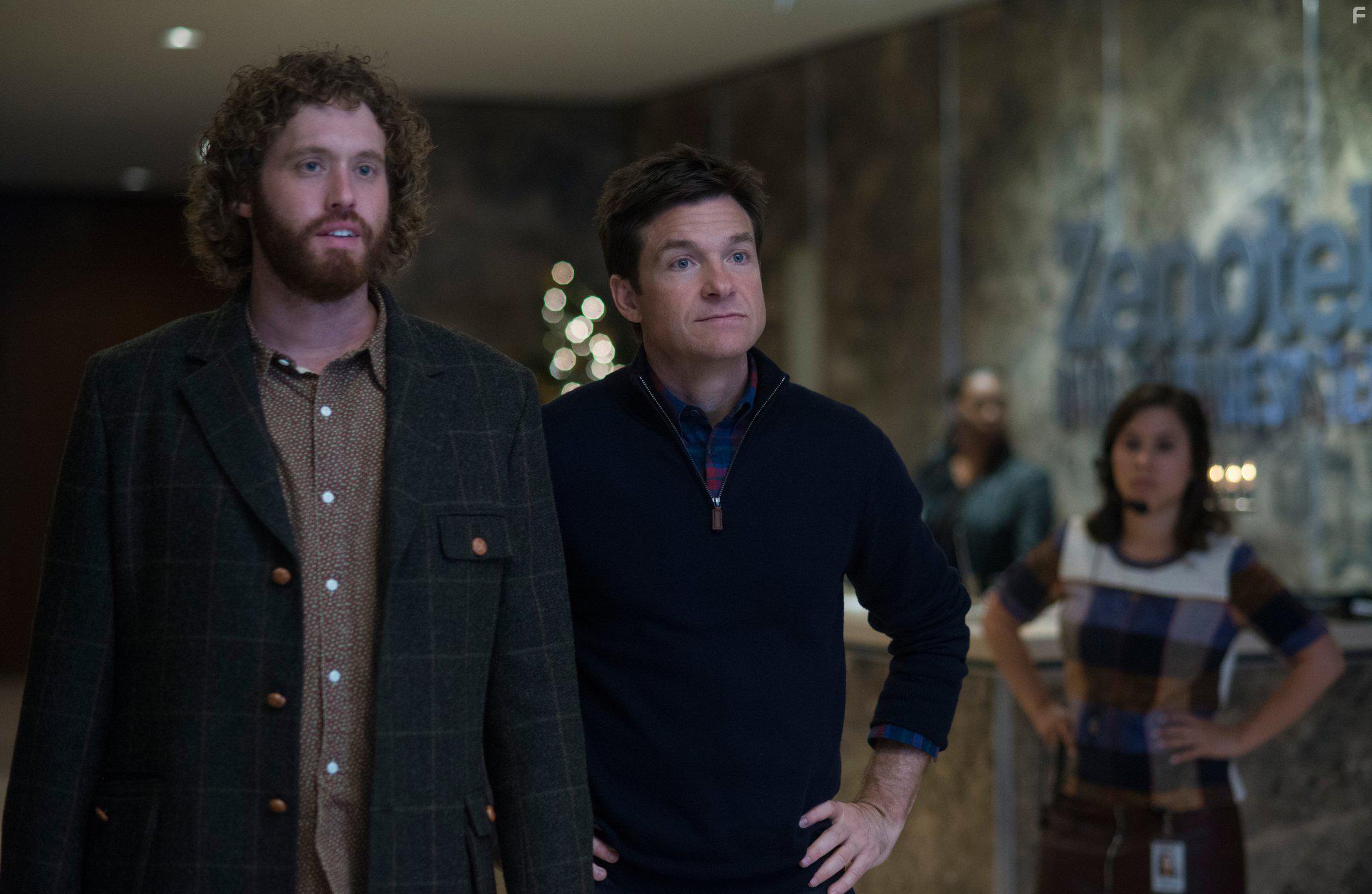 Jason Bateman and T.J. Miller in Office Christmas Party (2016)