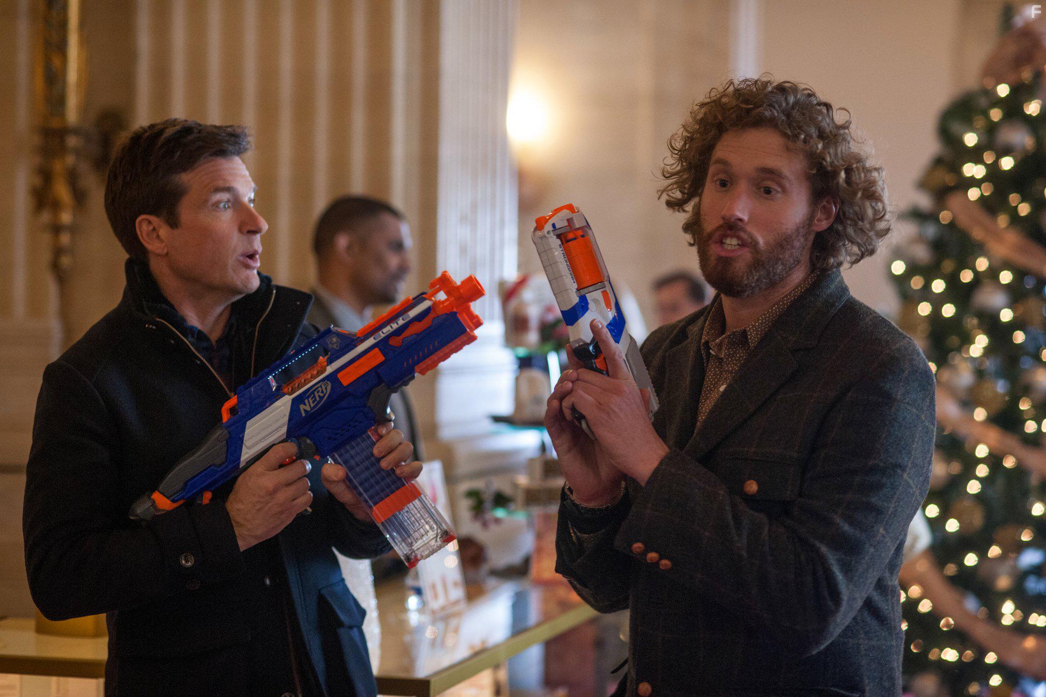 Jason Bateman and T.J. Miller in Office Christmas Party (2016)