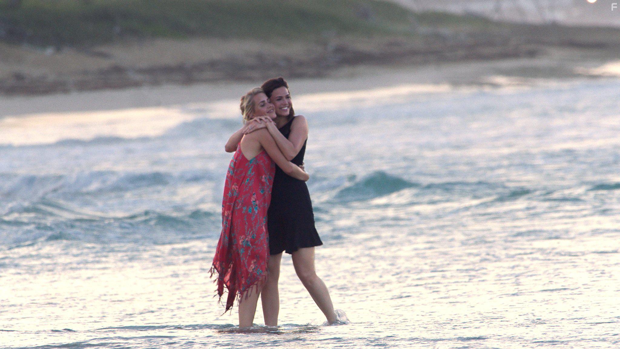 Mandy Moore and Claire Holt in 47 Meters Down (2017)
