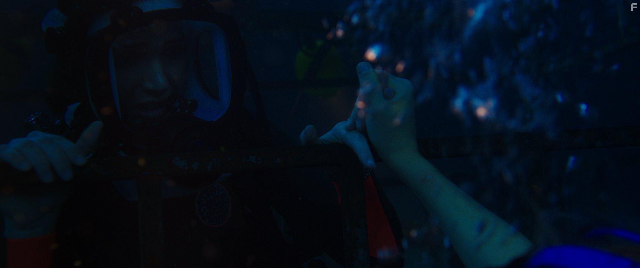 Mandy Moore and Claire Holt in 47 Meters Down (2017)