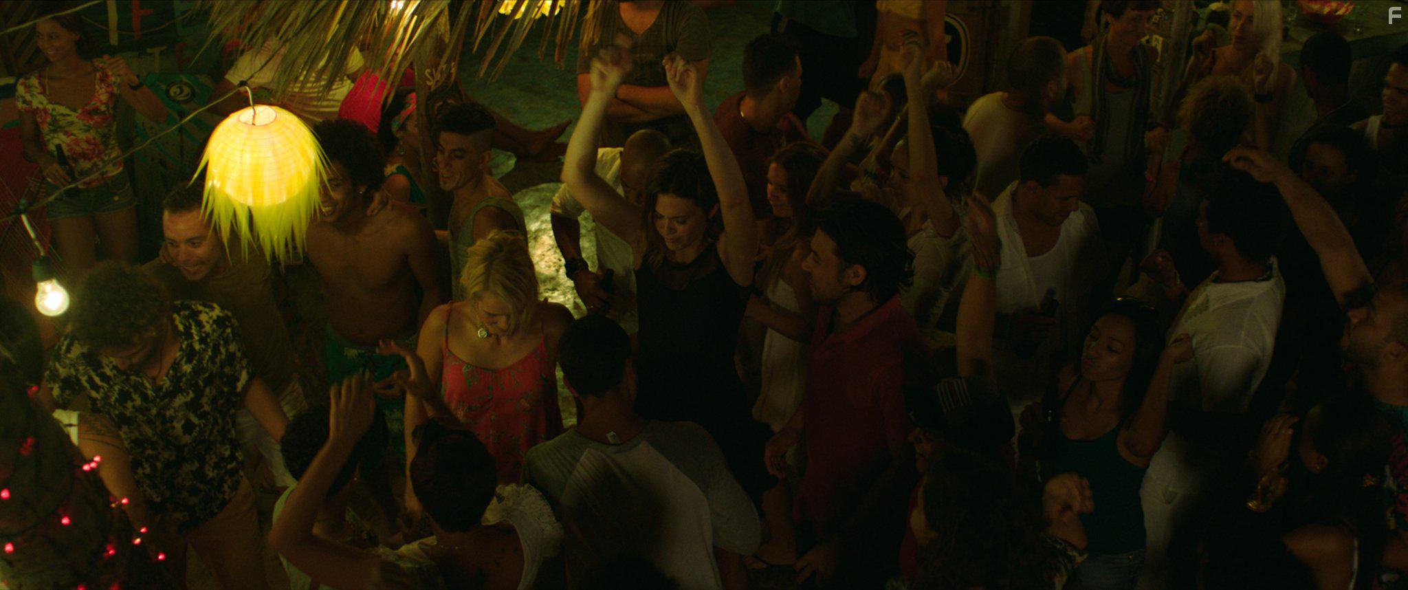 Mandy Moore and Claire Holt in 47 Meters Down (2017)