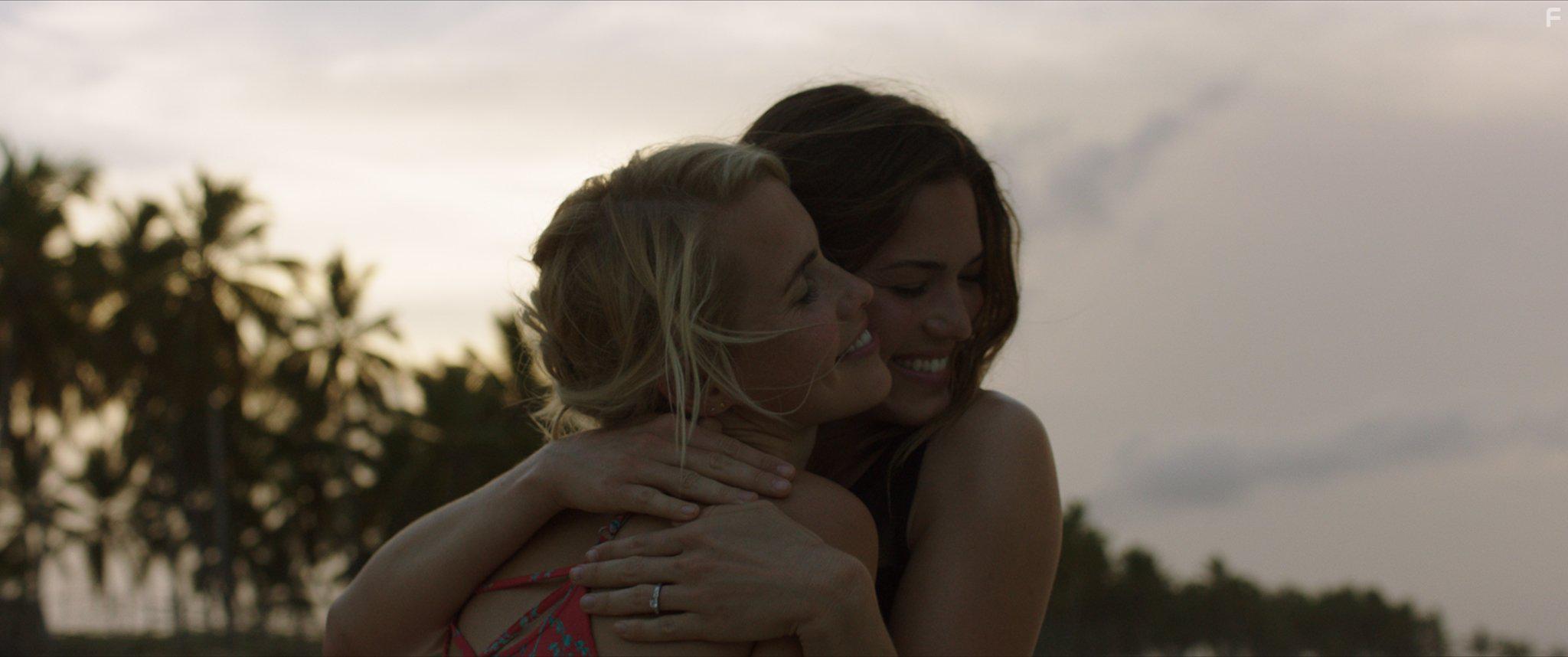 Mandy Moore and Claire Holt in 47 Meters Down (2017)