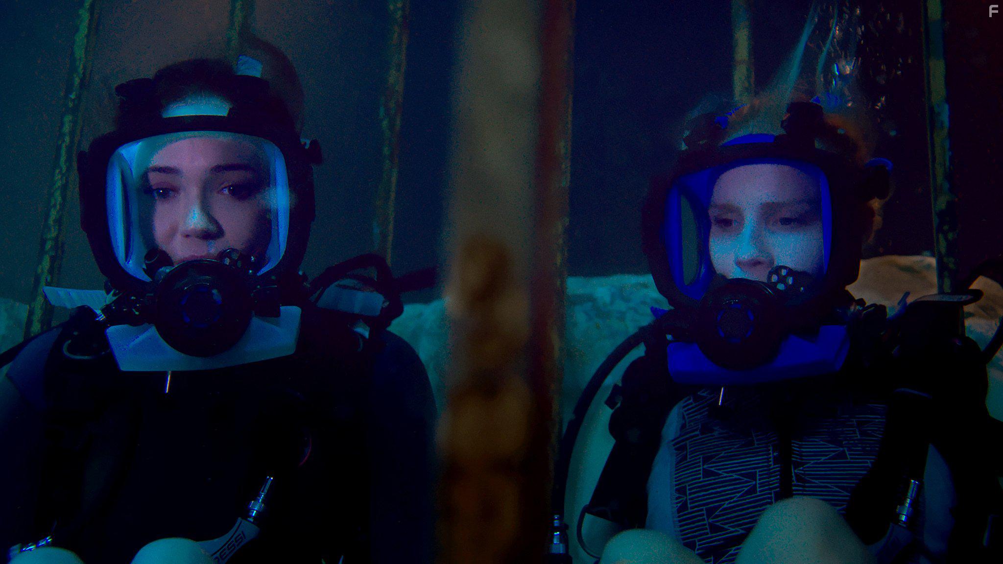 Mandy Moore and Claire Holt in 47 Meters Down (2017)