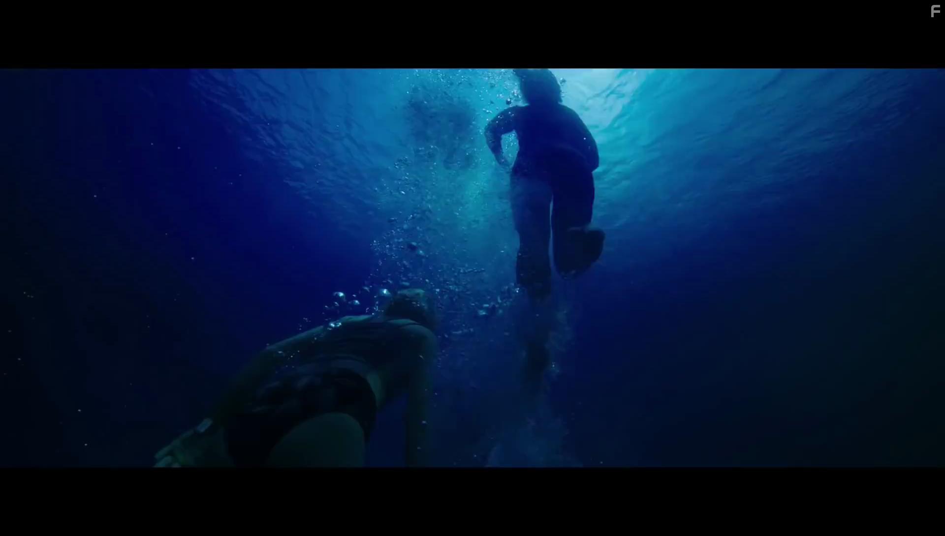 Mandy Moore and Claire Holt in 47 Meters Down (2017)