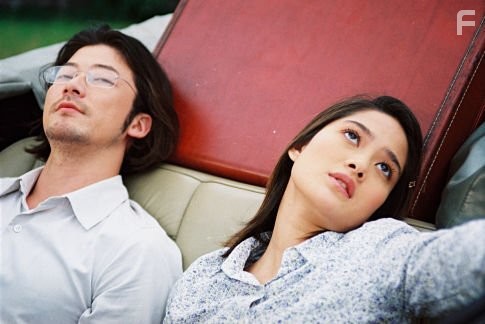 Tadanobu Asano and Sinitta Boonyasak in Последняя жизнь во Вселенной (2003)