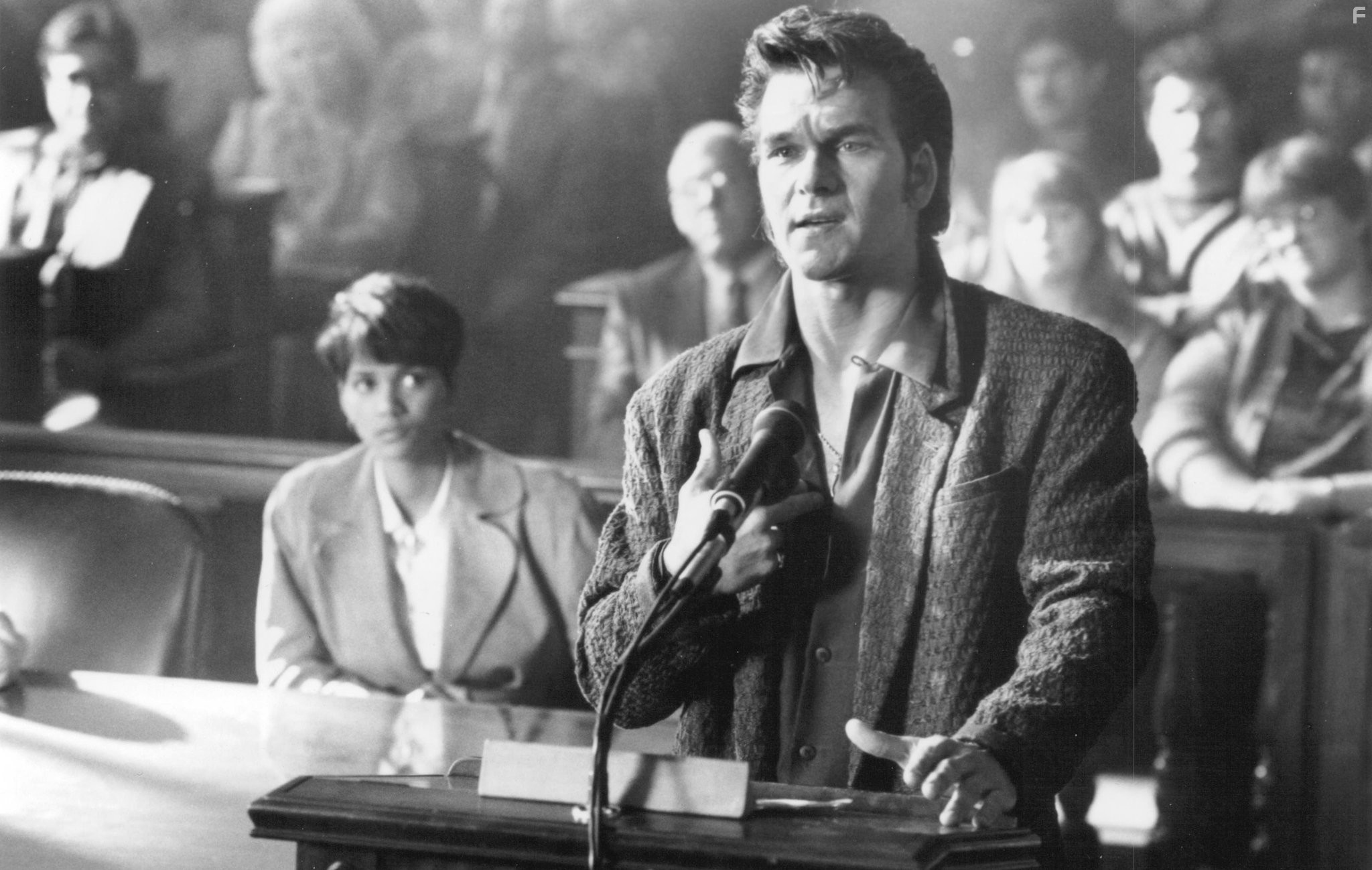 Patrick Swayze and Halle Berry in Отчаянный папа (1993)