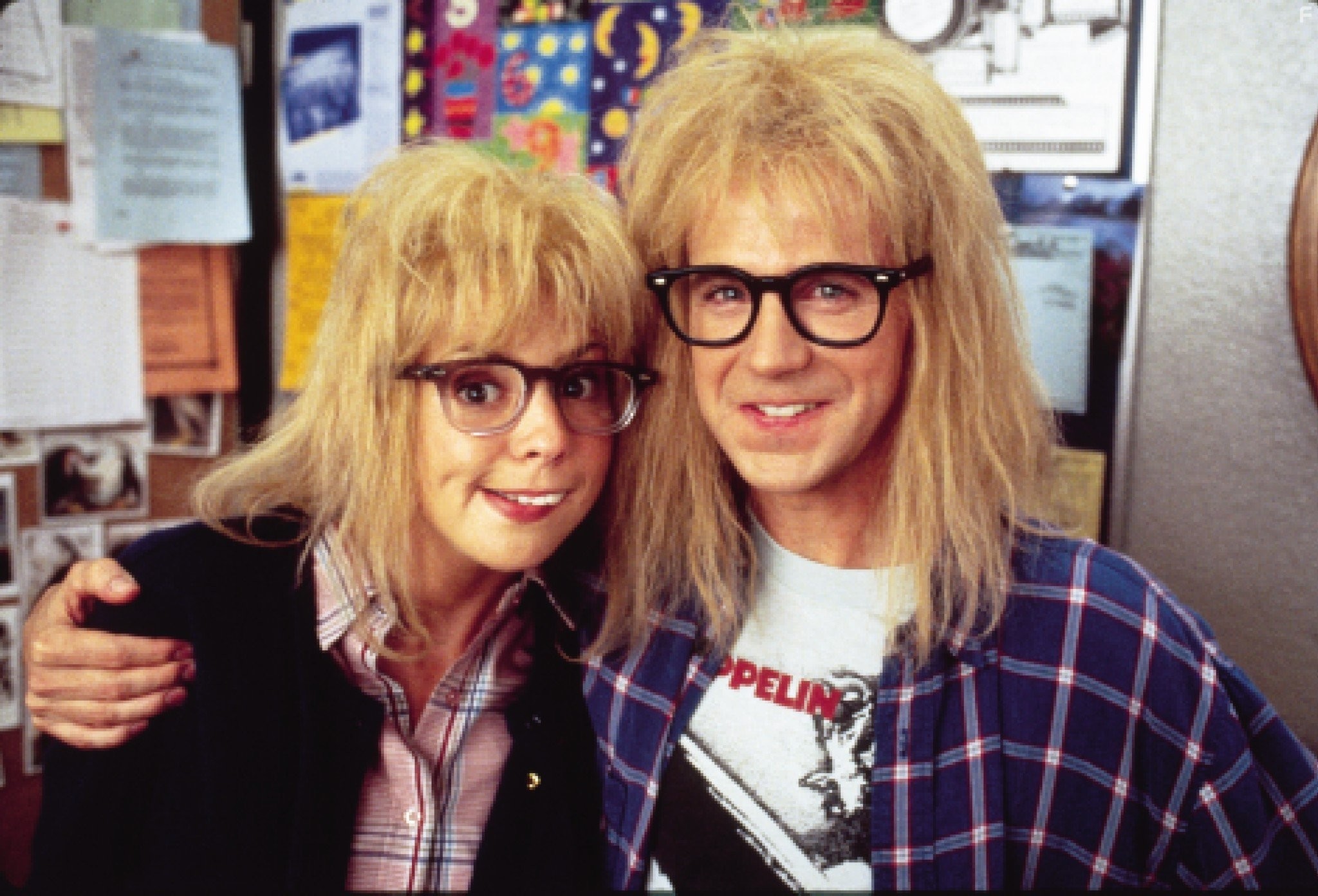 Dana Carvey and Olivia d'Abo in Мир Уэйна 2 (1993)