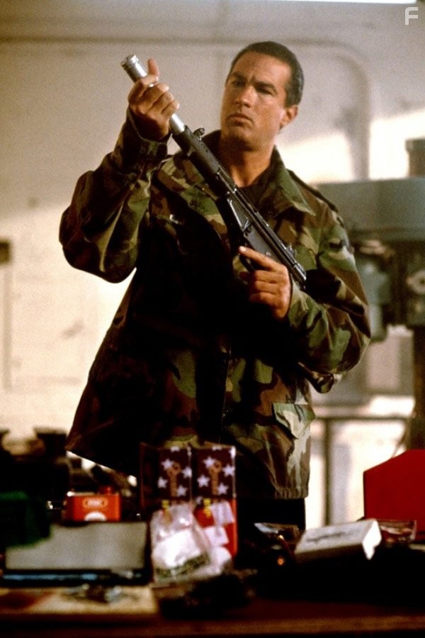 Steven Seagal in Отмеченный смертью (1990)