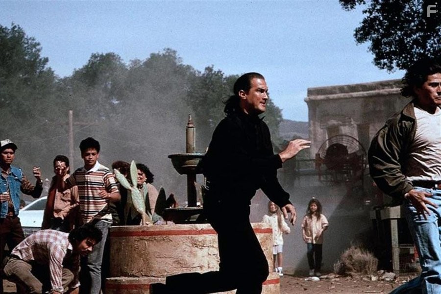 Steven Seagal and Richard Delmonte in Отмеченный смертью (1990)