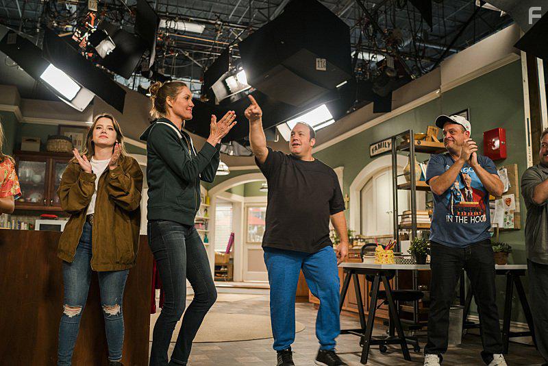 Erinn Hayes, Kevin James, Lenny Venito, and Taylor Spreitler in Kevin Can Wait (2016)