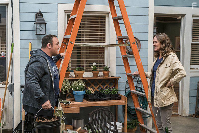 Erinn Hayes and Kevin James in Kevin Can Wait (2016)