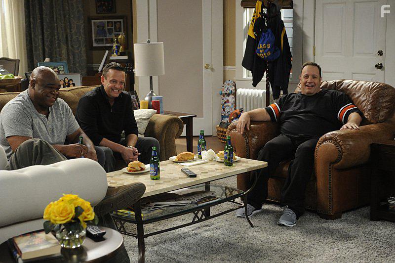 Kevin James, Lenny Venito, and Leonard Earl Howze in Kevin Can Wait (2016)