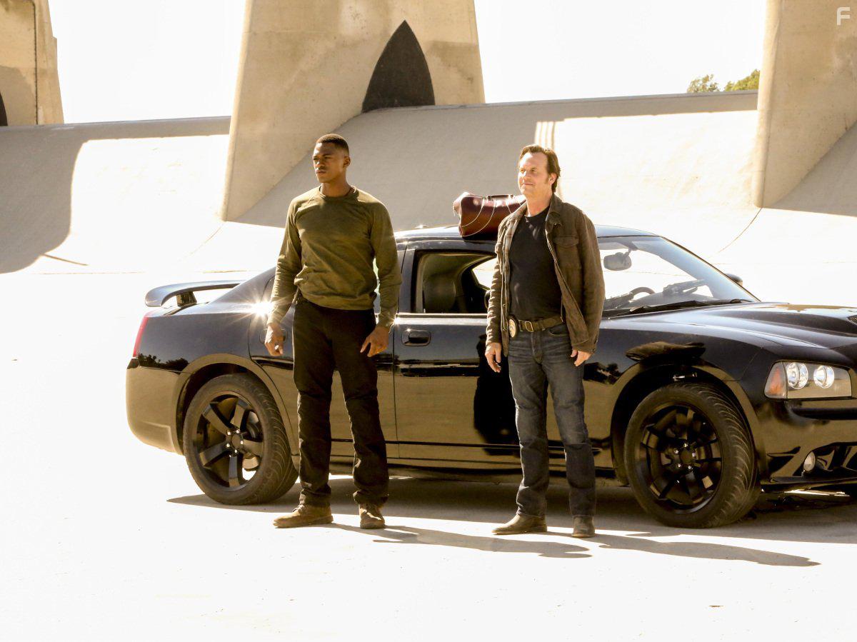 Bill Paxton and Justin Cornwell in Training Day (2017)