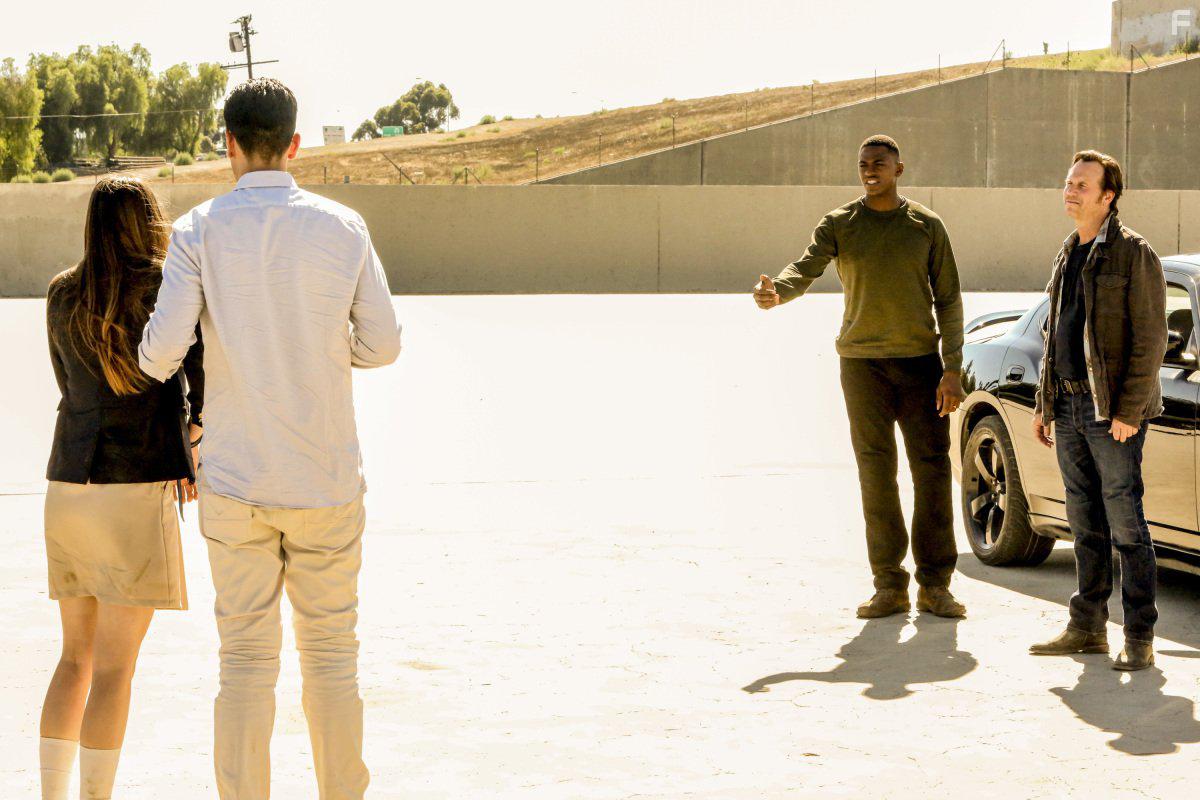 Bill Paxton and Justin Cornwell in Training Day (2017)