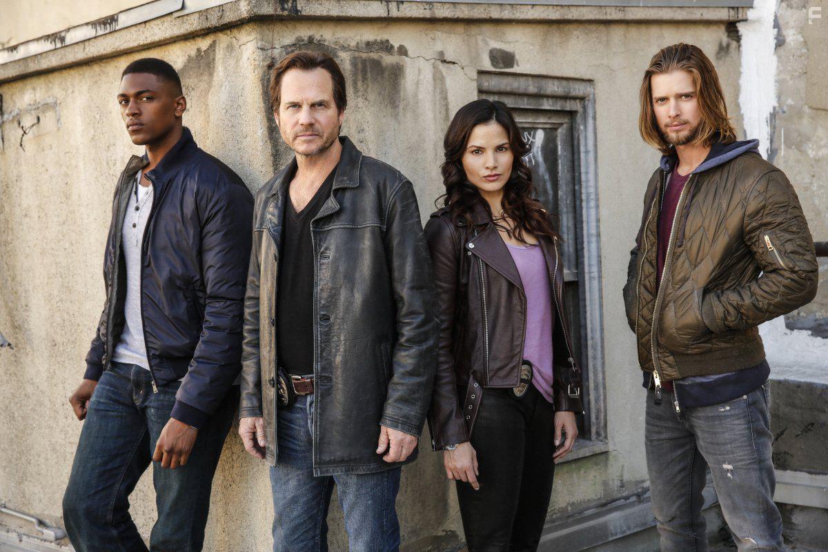 Bill Paxton, Katrina Law, Drew Van Acker, and Justin Cornwell in Training Day (2017)