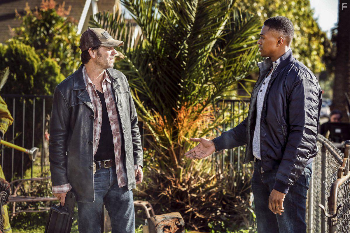 Bill Paxton and Justin Cornwell in Training Day (2017)