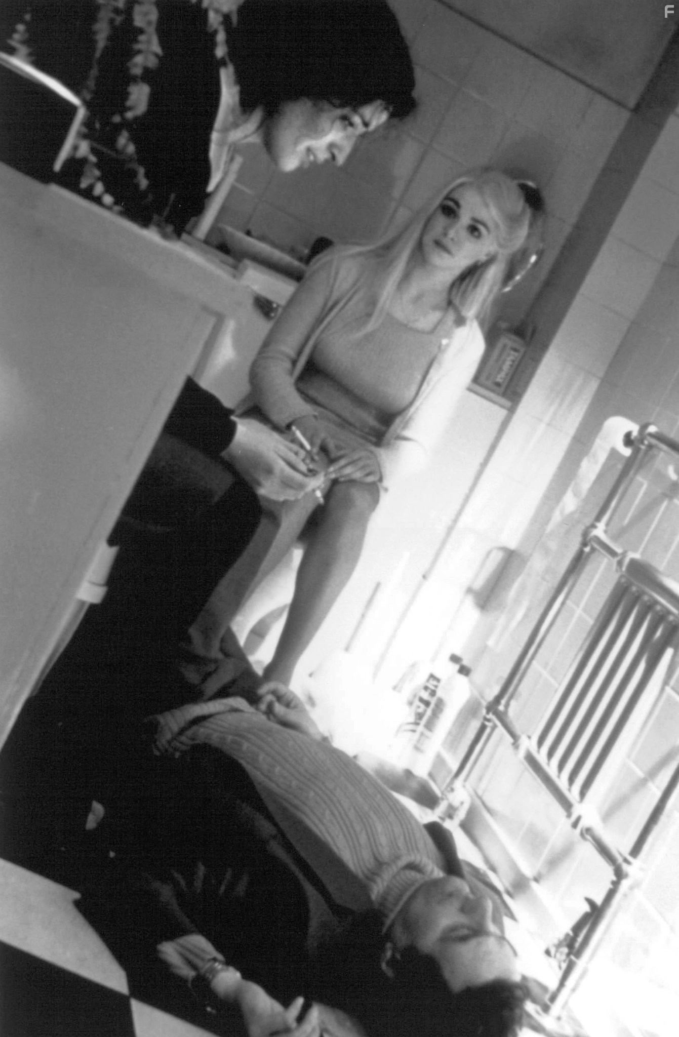 Rachel Weisz and Susan Lynch in Красивые существа (2000)