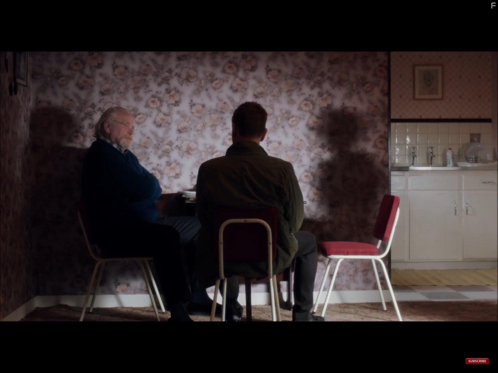 Ewan McGregor and James Cosmo in T2: Trainspotting (2017)