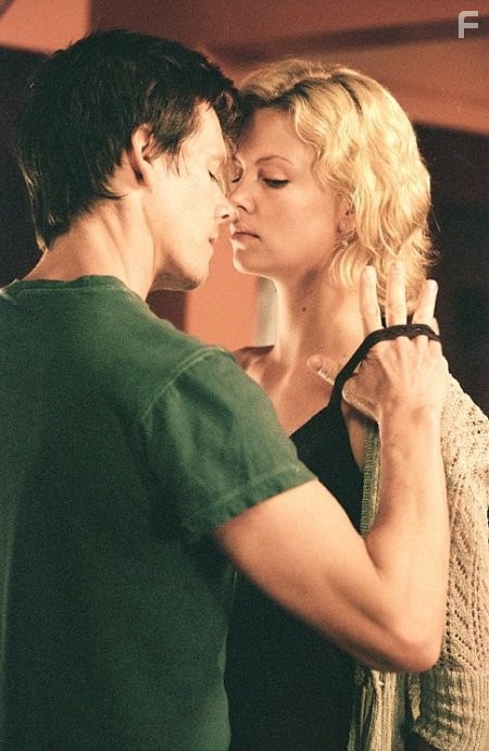 Kevin Bacon and Charlize Theron in 24 чaса (2002)