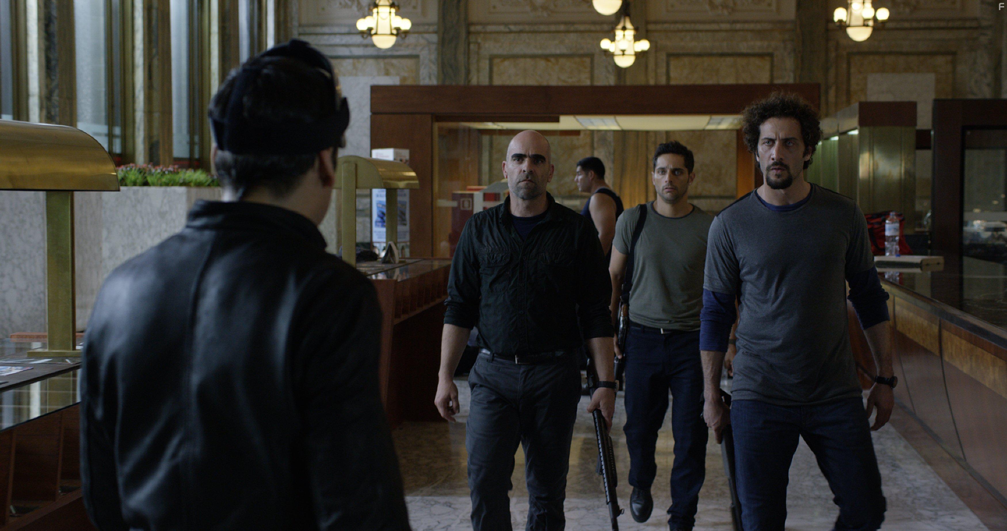 Luciano Cceres, Joaqun Furriel, and Luis Tosar in Cien aos de perdn (2016)