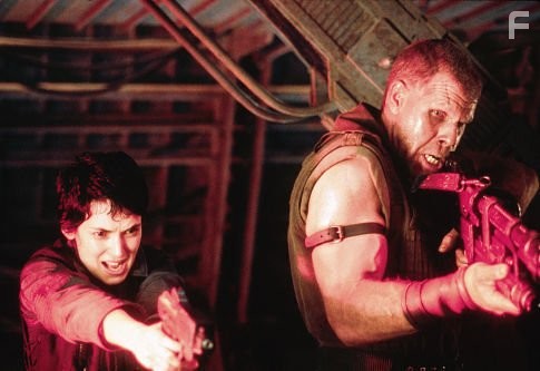 Winona Ryder and Ron Perlman in Чужoй 4: Воскрешение (1997)