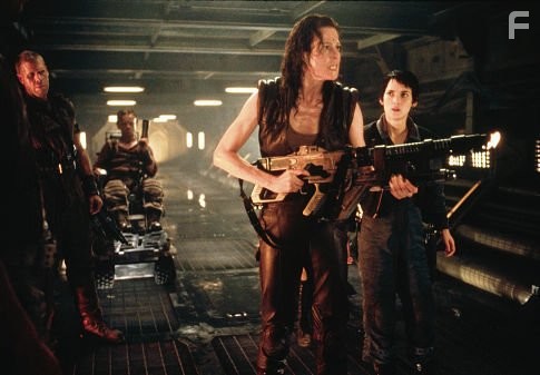 Winona Ryder, Sigourney Weaver, Ron Perlman, and Dominique Pinon in Чужoй 4: Воскрешение (1997)